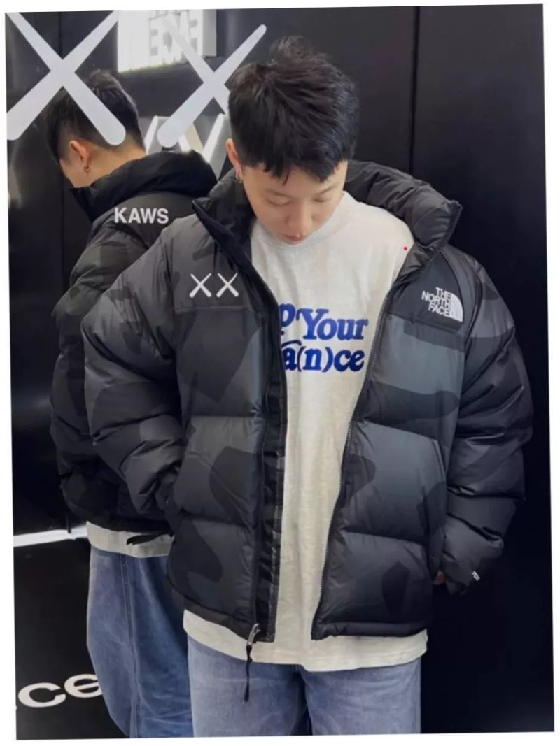 брендовый укороченный зимний  пуховик TNF KAWS 256683215
